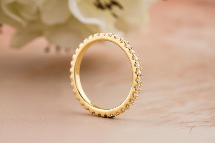Round diamond wedding band in yellow gold