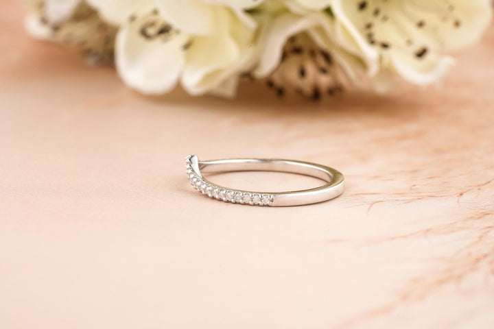 Round diamond wedding band in yellow gold