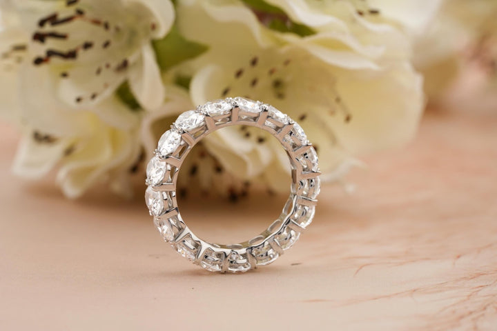 Round diamond wedding band in yellow gold