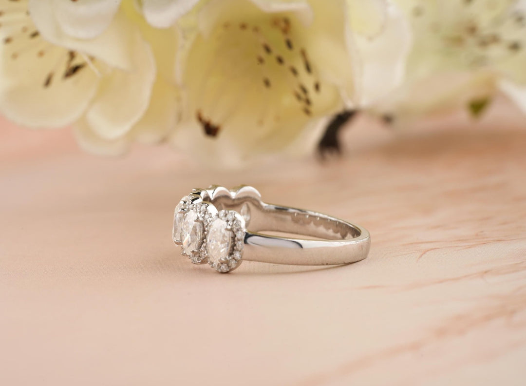 Oval & Round diamond wedding band in yellow gold