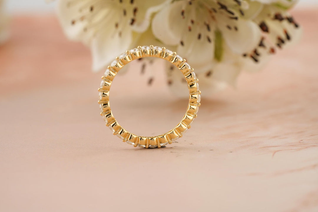 Round diamond wedding band in yellow gold