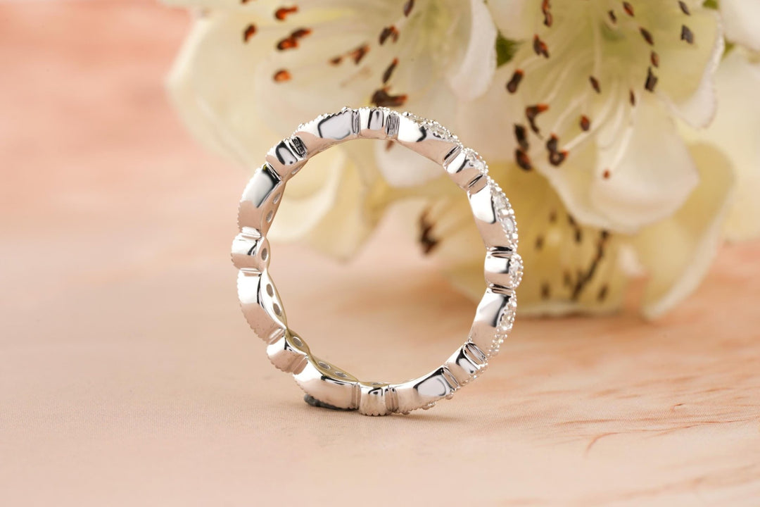 Round diamond wedding band in yellow gold