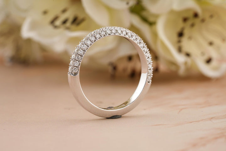 Round diamond wedding band in yellow gold