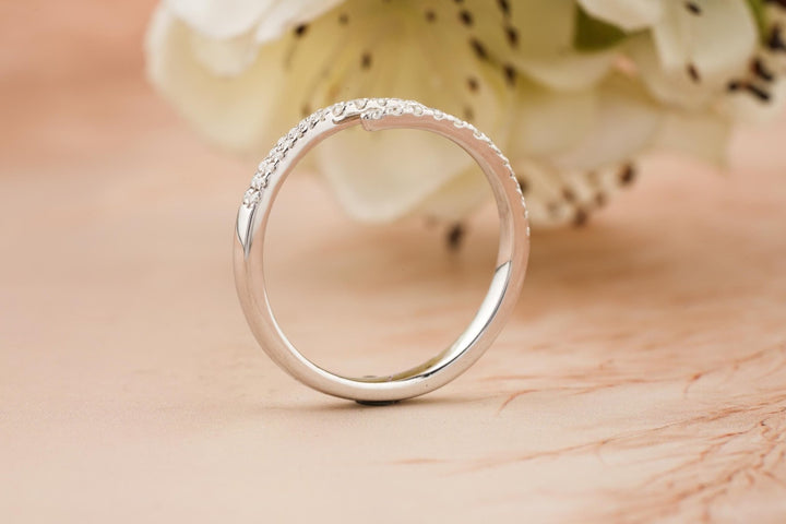 Round diamond wedding band in yellow gold