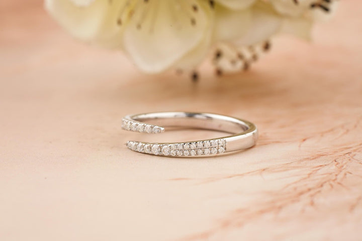 Close-up of 0.35CT round lab grown diamonds
