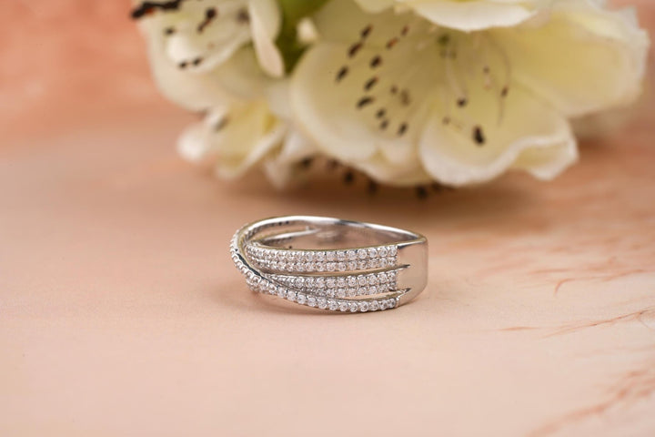 Round diamond wedding band in yellow gold