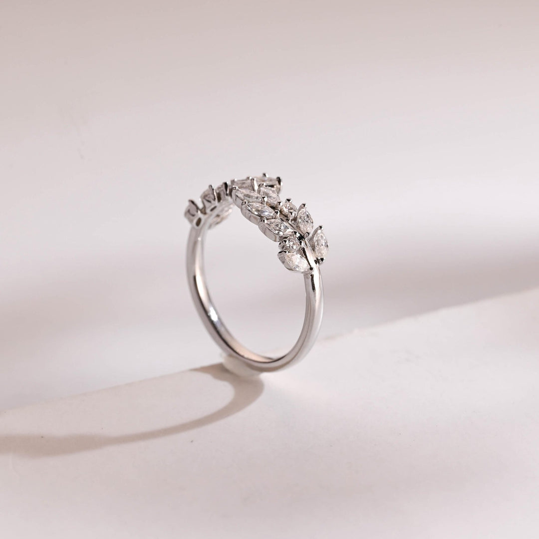 Round diamond wedding band in yellow gold