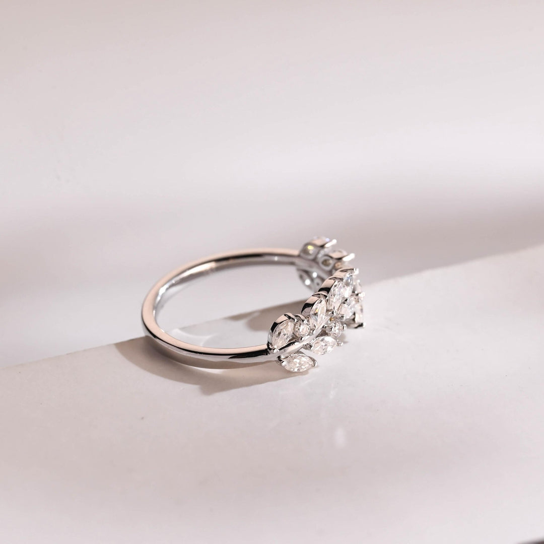 Round diamond wedding band in white gold