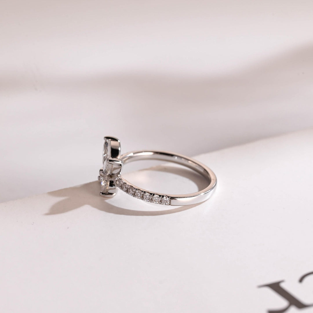 Pear & Round diamond wedding band in yellow gold
