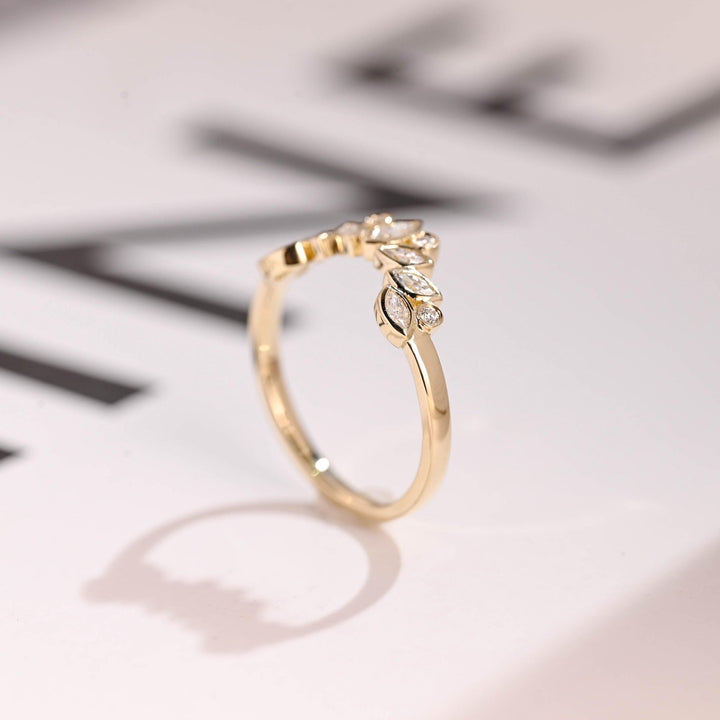 Round diamond wedding band in yellow gold