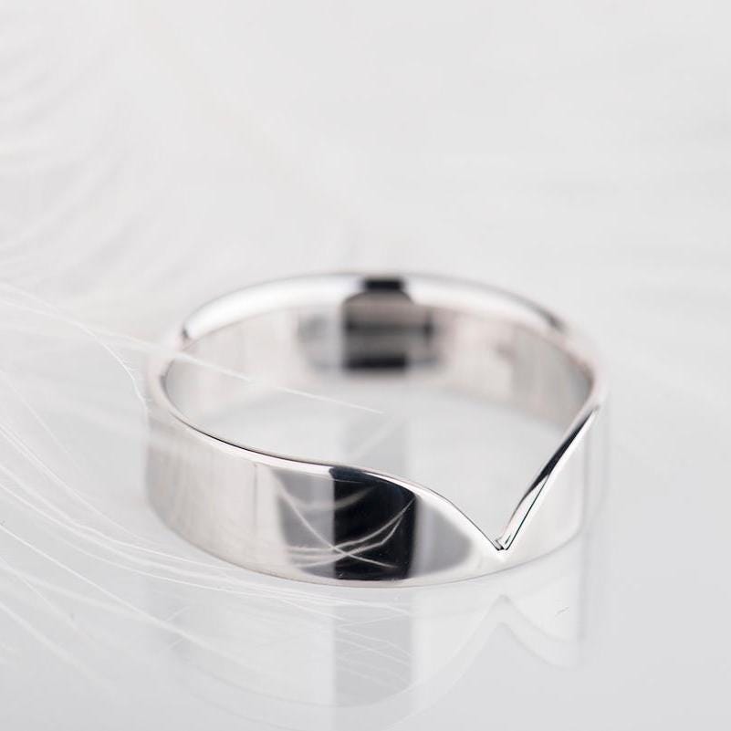 18K Solid Gold V Shape Matching Plain Wedding Band - Doozy Diamonds