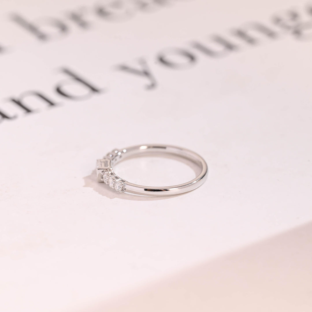 Close-up of 0.31CT round & princess band width: 2.0mm lab grown diamonds