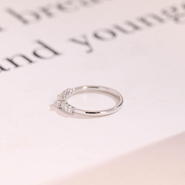Close-up of 0.31CT round & princess band width: 2.0mm lab grown diamonds