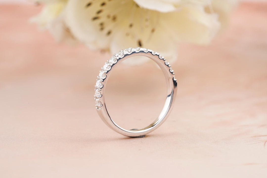 Round diamond wedding band in yellow gold
