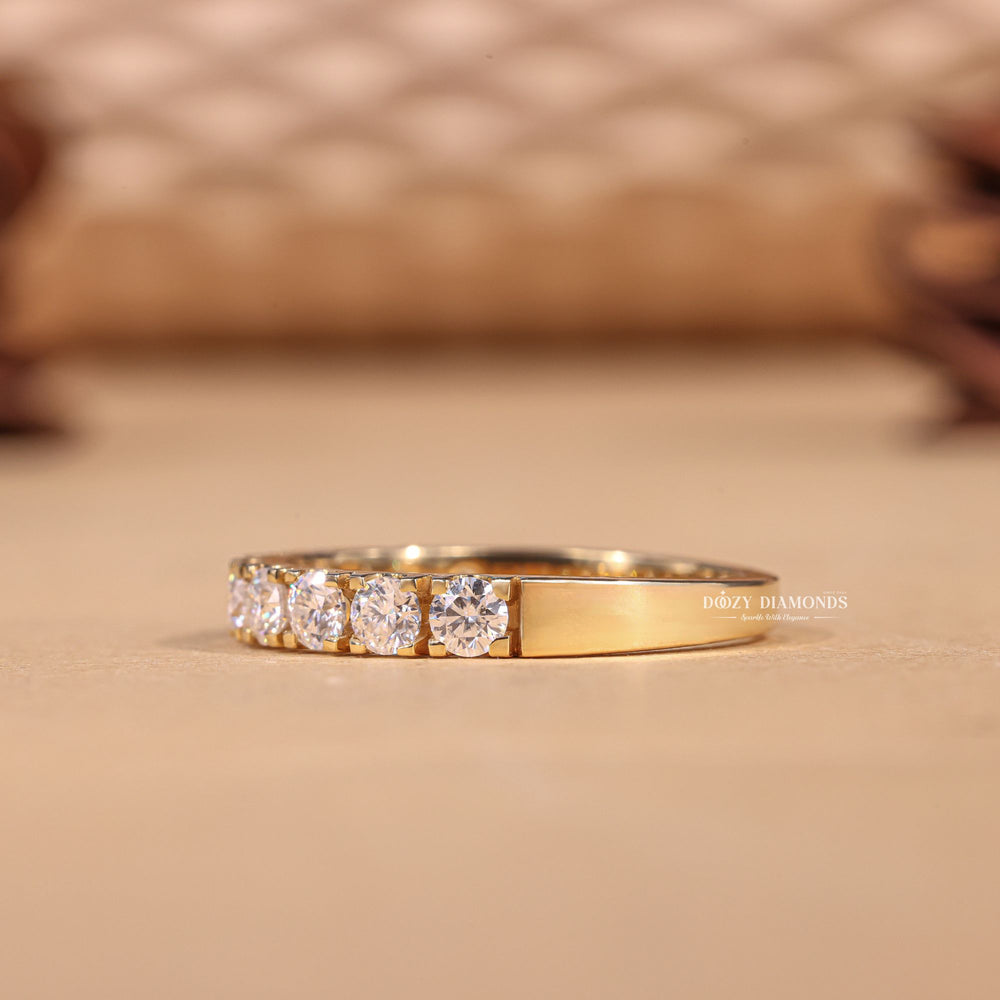 Close-up of 0.40CT round lab grown diamonds