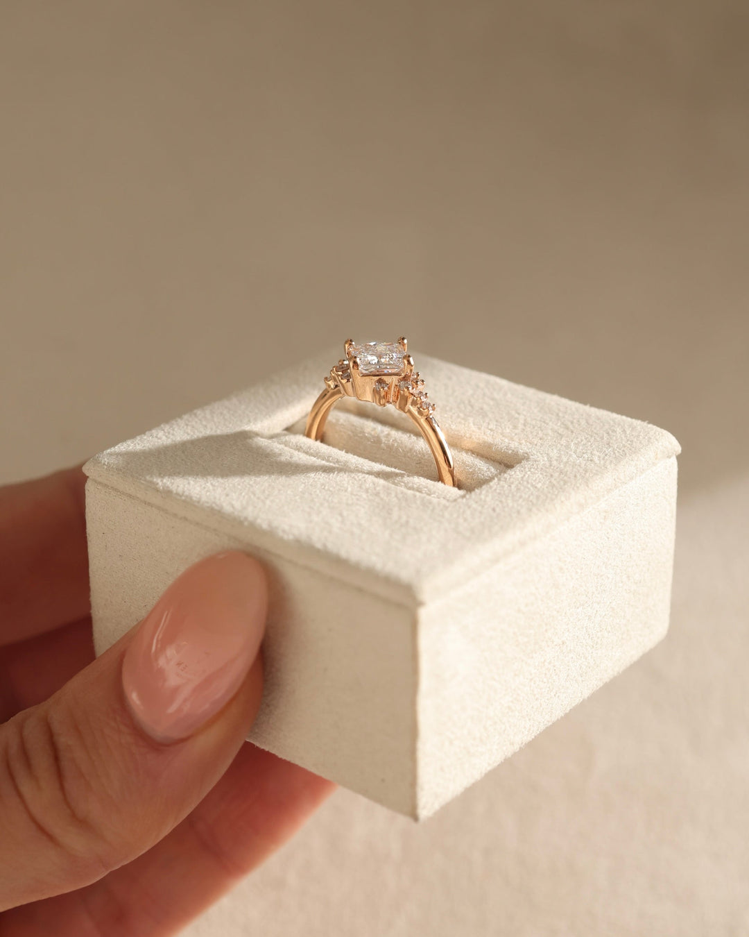 decorative cluster setting, ornate cluster setting, open gallery cluster setting, closed gallery cluster setting, modern solitaire cluster style, classic cluster mounting, minimalist cluster setting