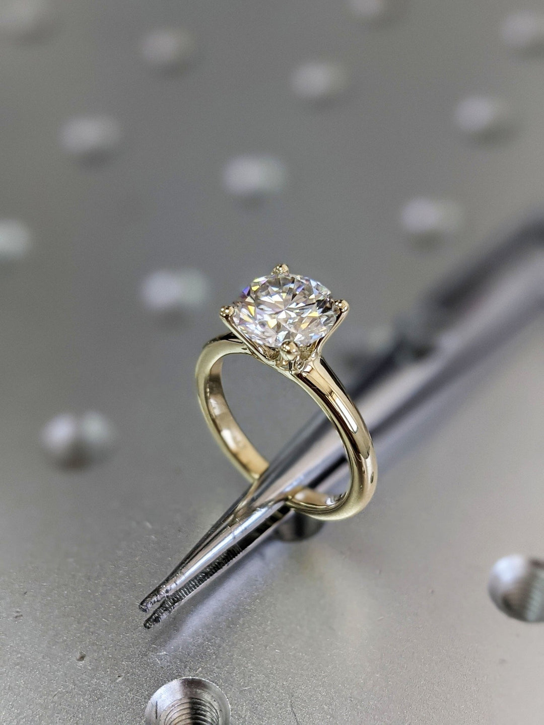 Round cut solitaire engagement ring with IGI certified center diamond