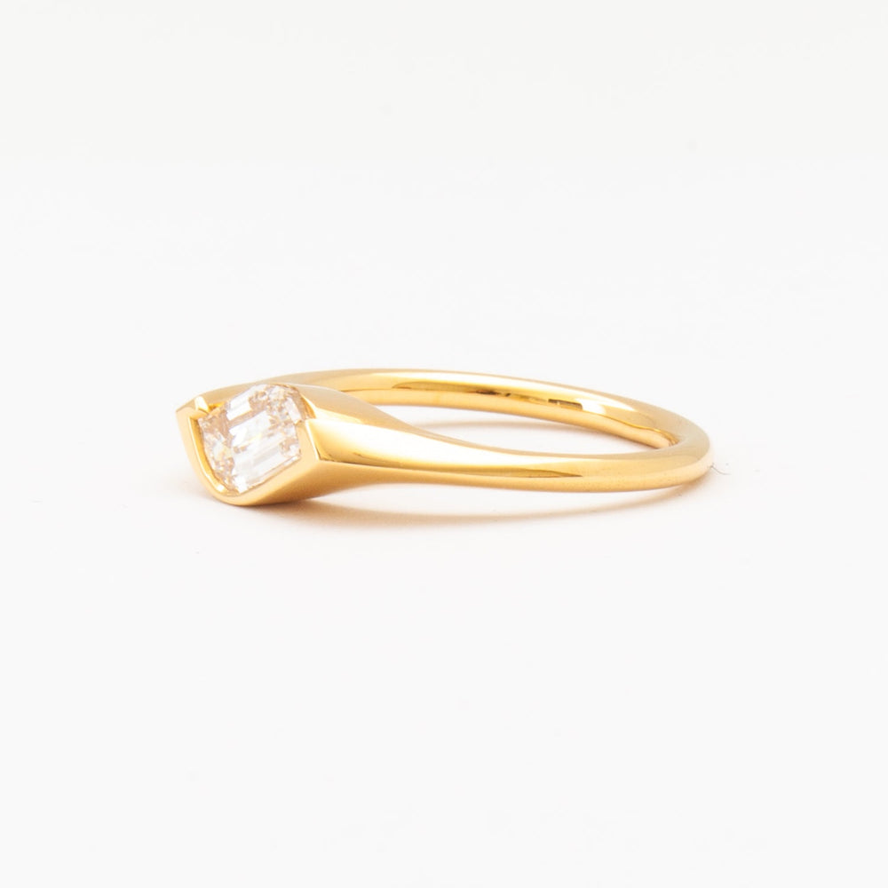 Flame-cut cut solitaire engagement ring with IGI certified center diamond