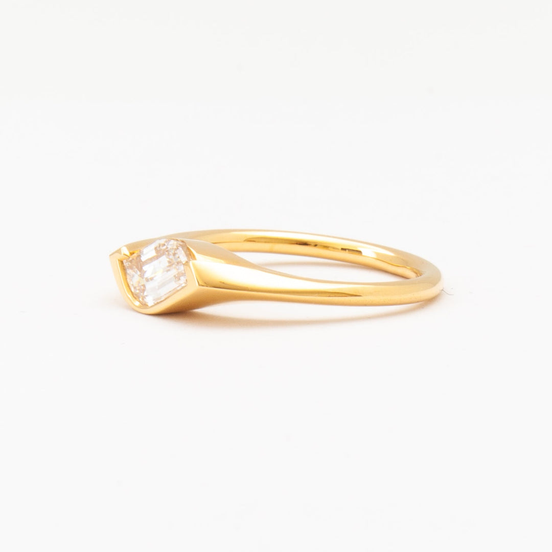 Flame-cut cut solitaire engagement ring with IGI certified center diamond