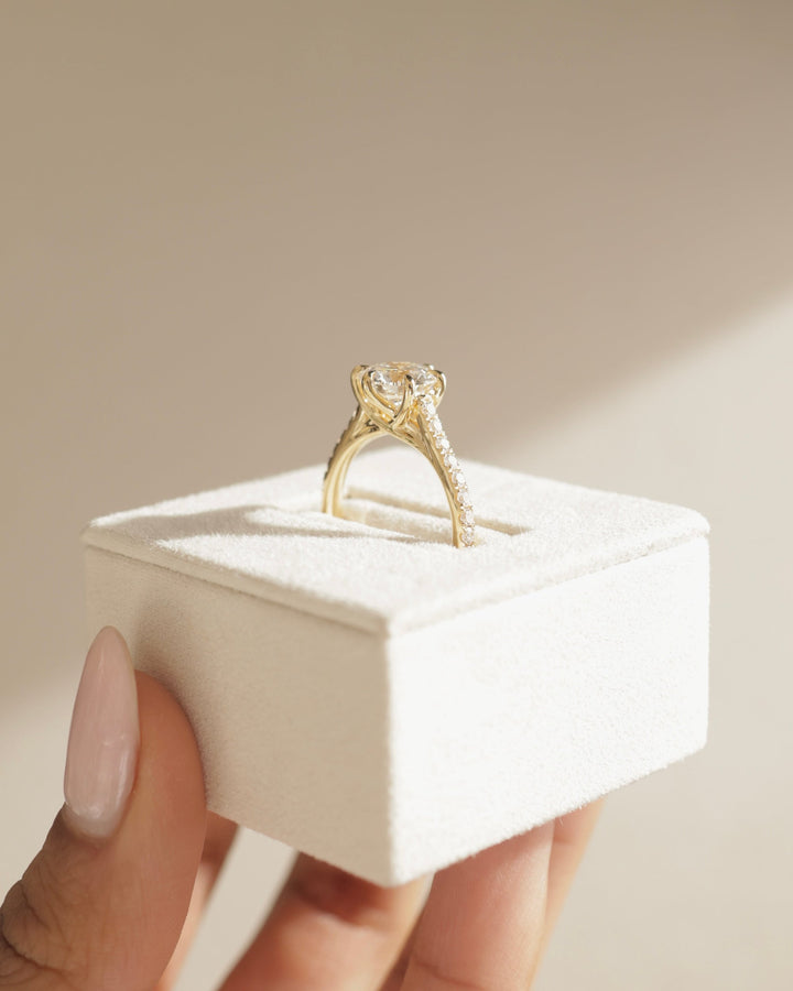 classic solitaire pavé setting, minimalist solitaire pavé setting, refined solitaire pavé setting, gold pavé setting, platinum pavé setting, white gold pavé setting, yellow gold pavé setting, rose gold pavé setting, contemporary gold pavé setting, minimal metal setting, refined metal pavé setting, elegant contour pavé setting, smooth contour pavé setting, high durability
