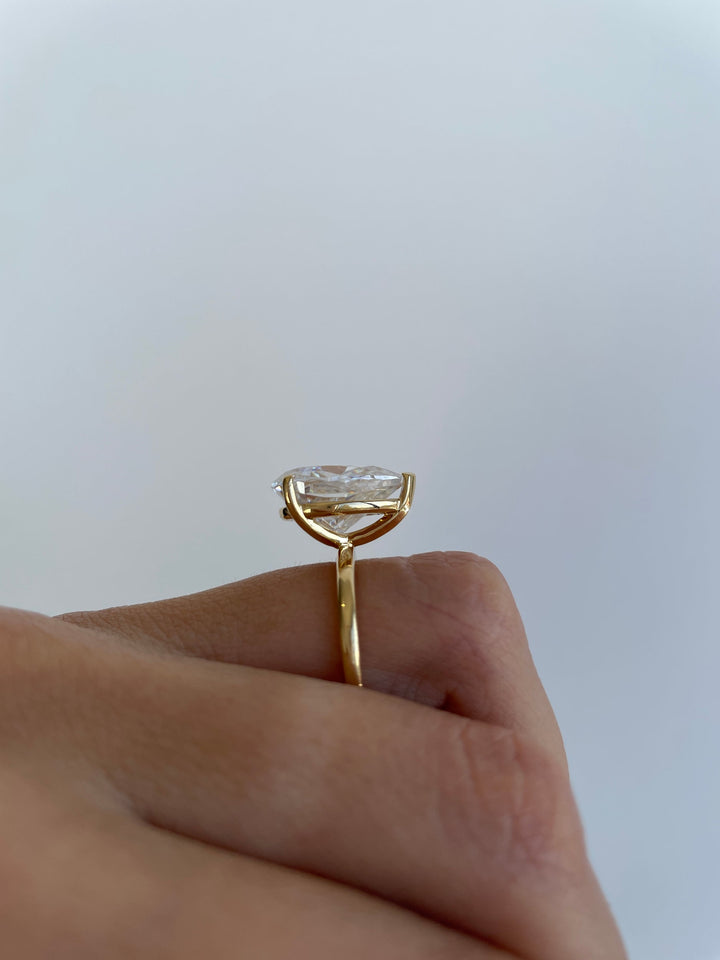 contemporary diamond ring, luxury bridal ring, proposal diamond ring, engagement ring centerpiece, white gold engagement ring, yellow gold diamond ring, rose gold diamond ring, platinum engagement ring, 2 carat