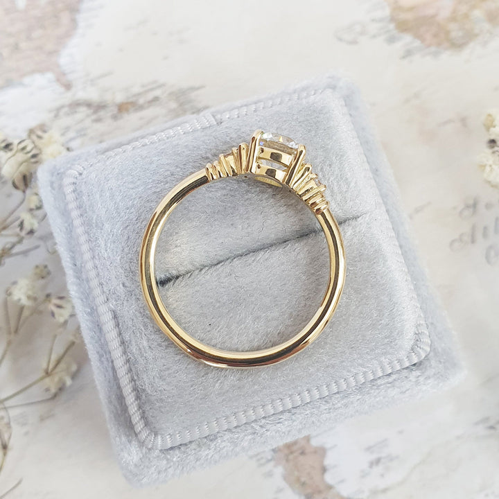 Angled view of round cut diamond in cluster setting