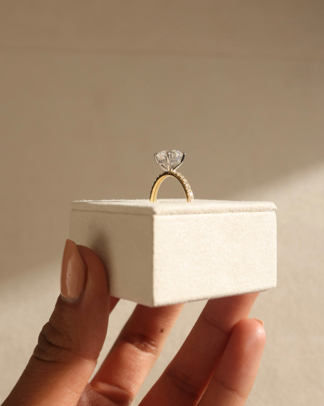 fine jewelry mounting, architectural diamond setting, geometric diamond mounting, structured engagement setting, modern diamond frame, minimalist diamond frame, elegant diamond mounting, refined diamond setting, round diamond mounting, secure round setting, classic round halo style,