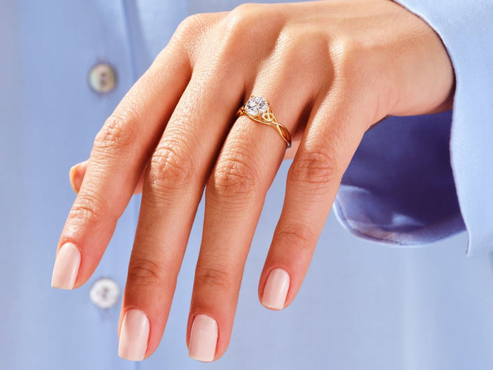 Round art deco engagement ring close-up showing high clarity diamond clarity