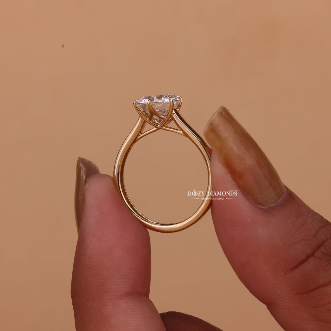 Round solitaire ring set with an IGI graded diamond