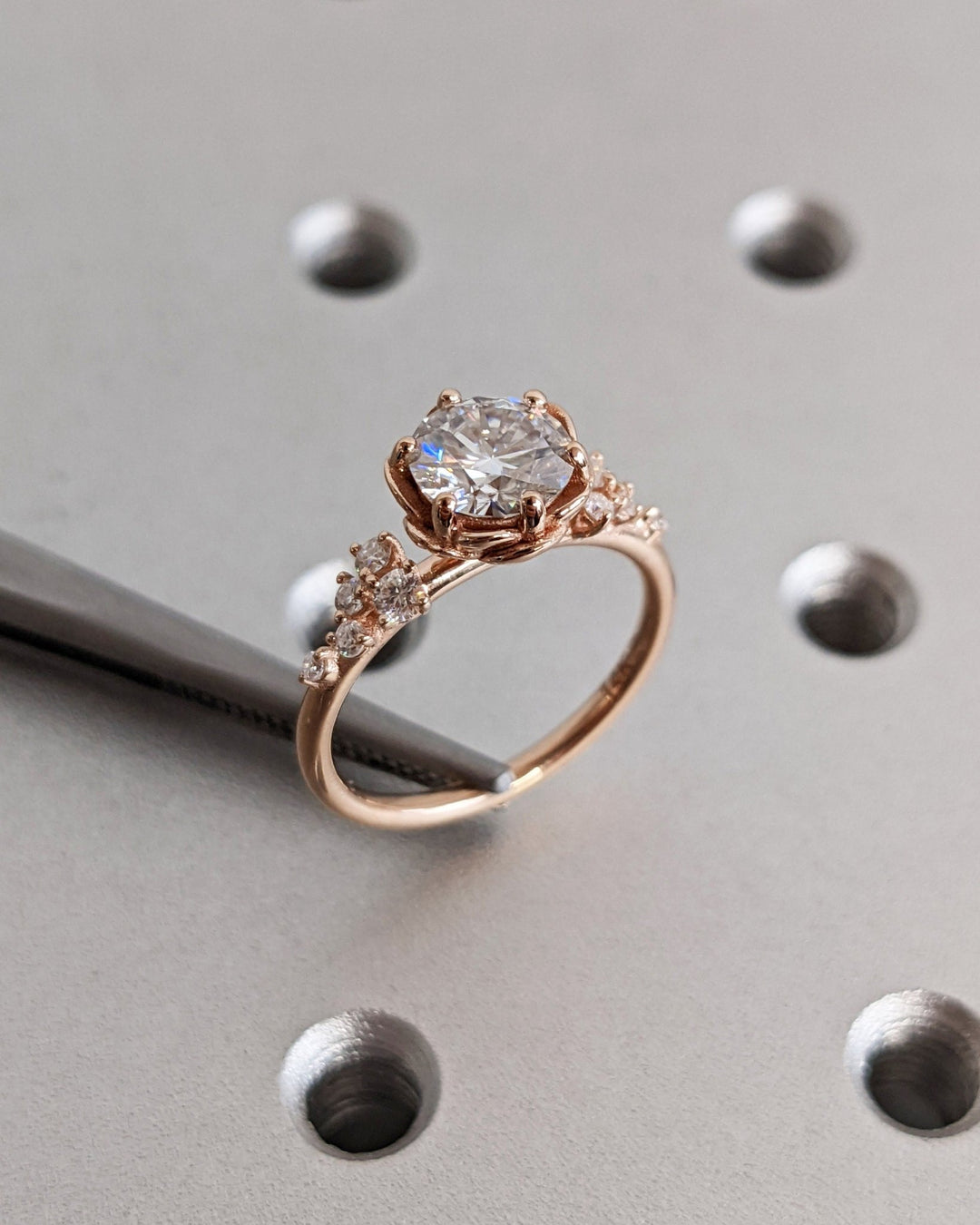 Round cut cluster engagement ring with IGI certified center diamond