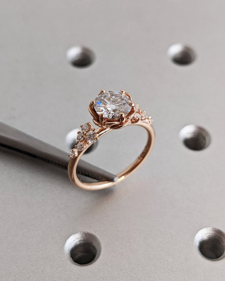 Round cut cluster engagement ring with IGI certified center diamond