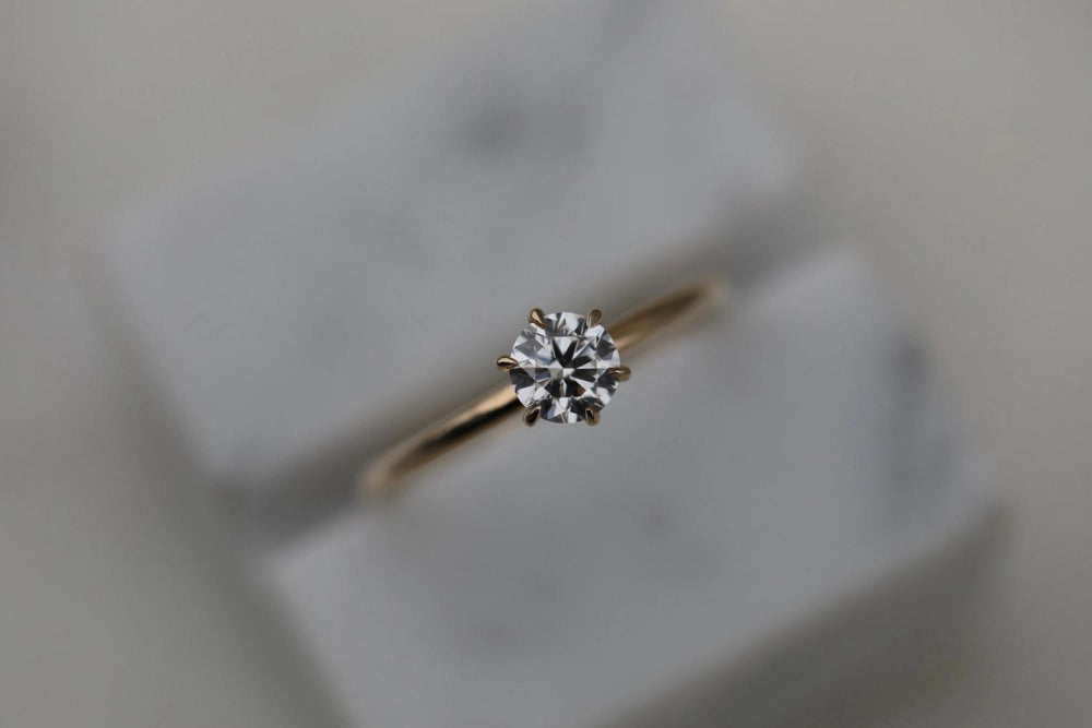 Round solitaire ring set with an IGI graded diamond