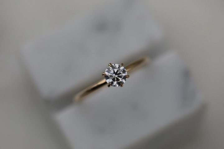 Round solitaire ring set with an IGI graded diamond