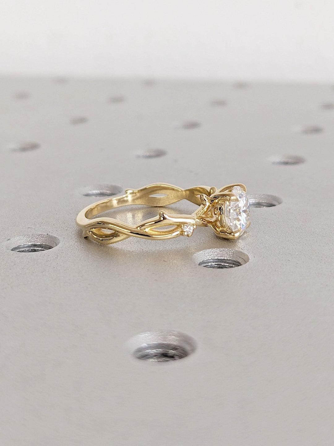 Shop the round cut solitaire engagement ring collection online