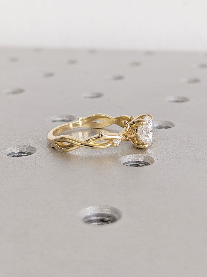 Shop the round cut solitaire engagement ring collection online