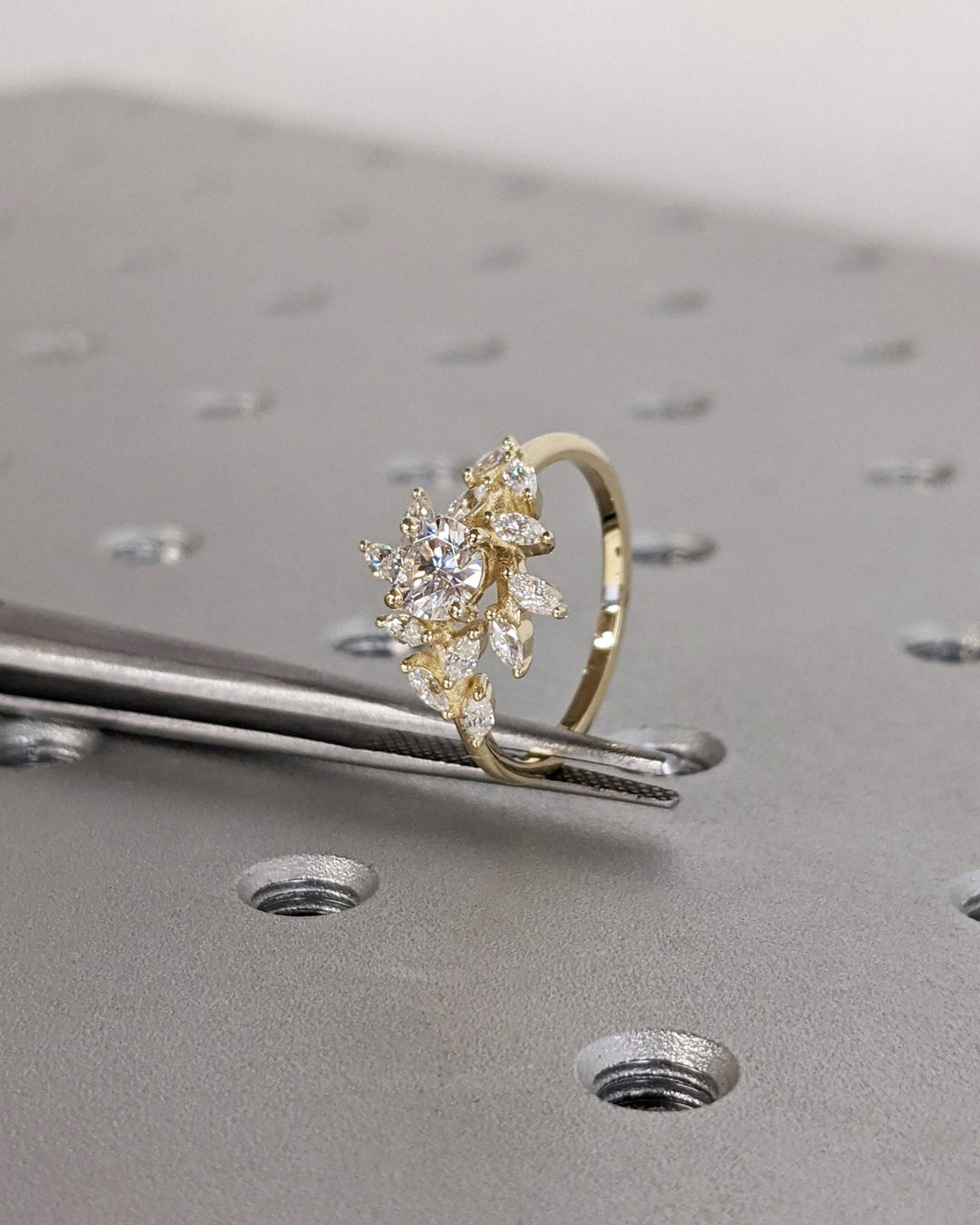 Round cluster ring set with an IGI graded diamond