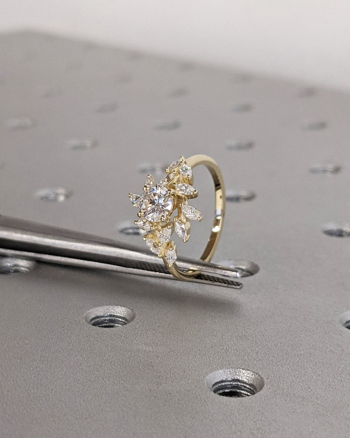 Round cluster ring set with an IGI graded diamond