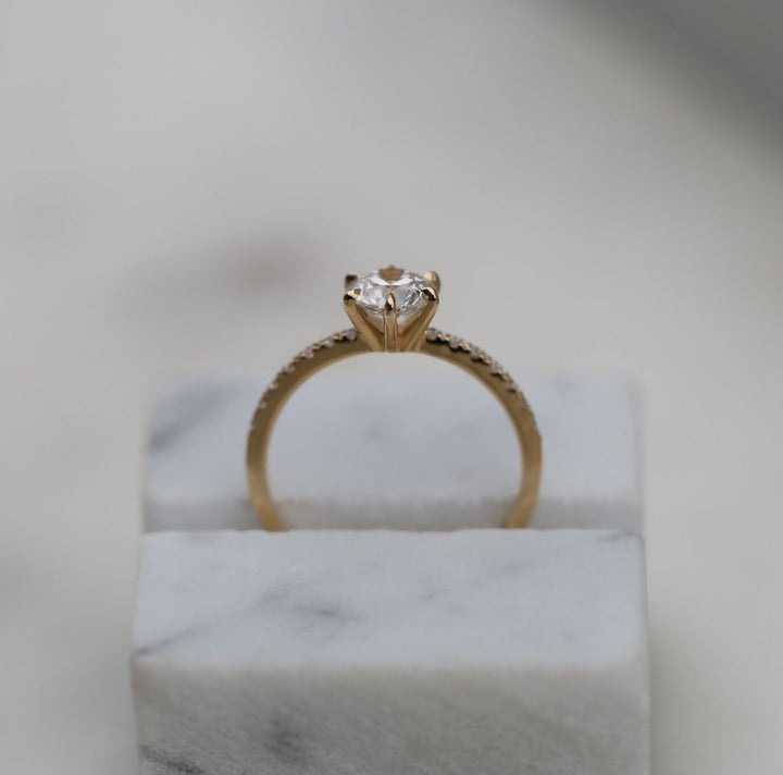 Round solitaire engagement ring close-up showing E/VS1 diamond clarity