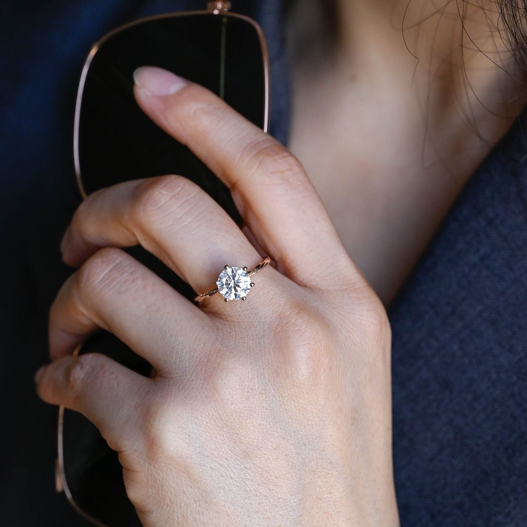 Round solitaire ring set with an IGI graded diamond