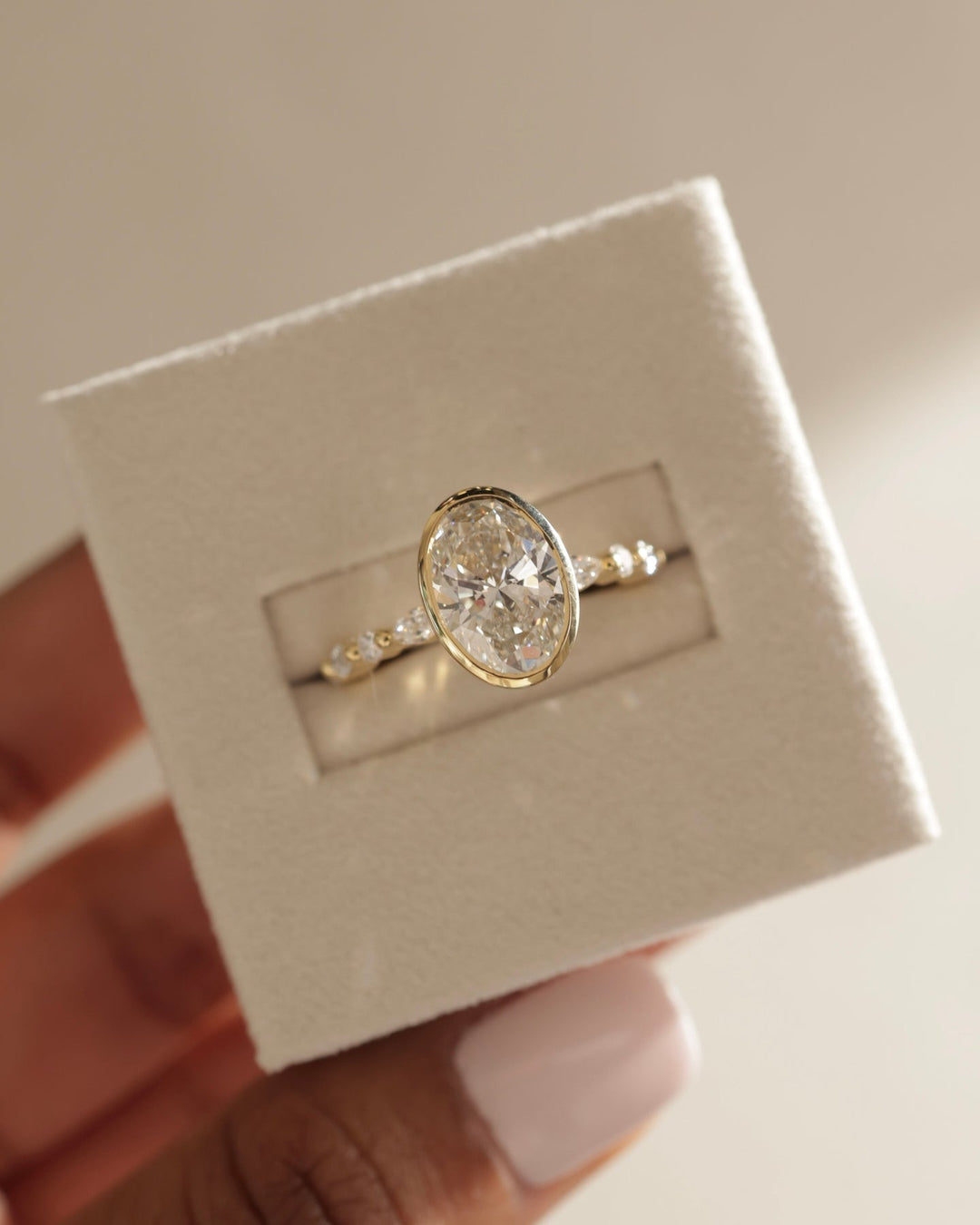 clean bezel pavé setting, contemporary bezel pavé setting, architectural bezel pavé setting, geometric bezel pavé setting, structured bezel pavé setting, balanced bezel pavé setting, symmetrical bezel pavé setting, floating bezel pavé setting, split shank pavé setting,