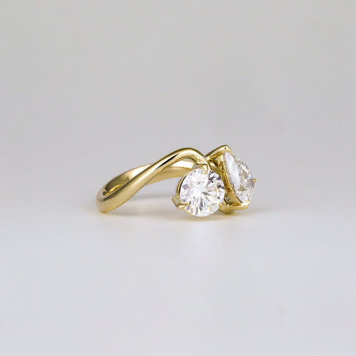 Round cut solitaire engagement ring with IGI certified center diamond