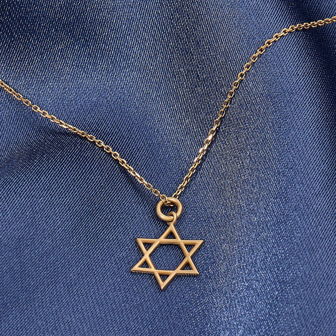 Star Charm Lab-Grown Diamond Pendant Necklace in 14K Gold