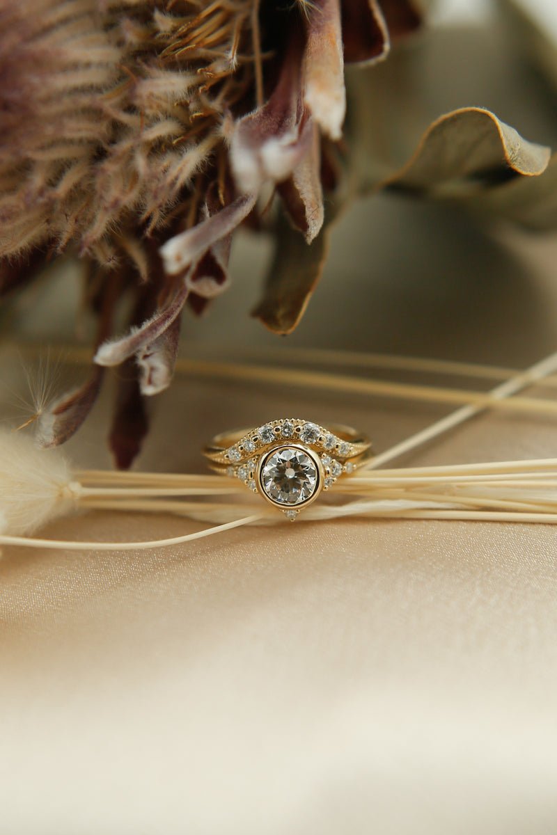 Round diamond wedding band in yellow gold
