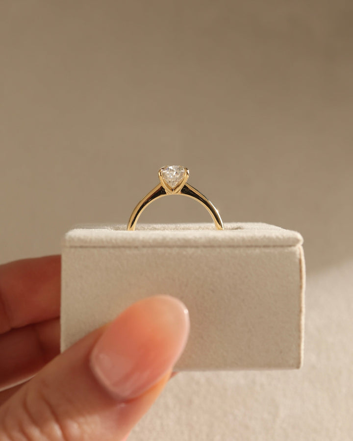 minimal prong setting, modern prong setting, vintage solitaire setting, classic prong setting, geometric solitaire setting, architectural solitaire setting, clean line solitaire setting,