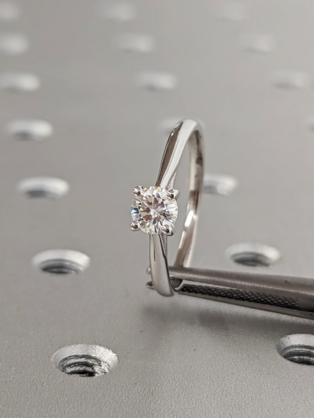 Round cut solitaire engagement ring with IGI certified center diamond