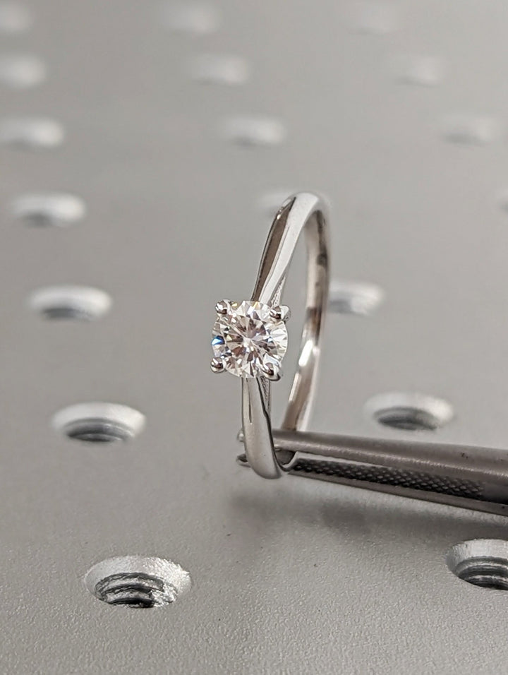 Round cut solitaire engagement ring with IGI certified center diamond