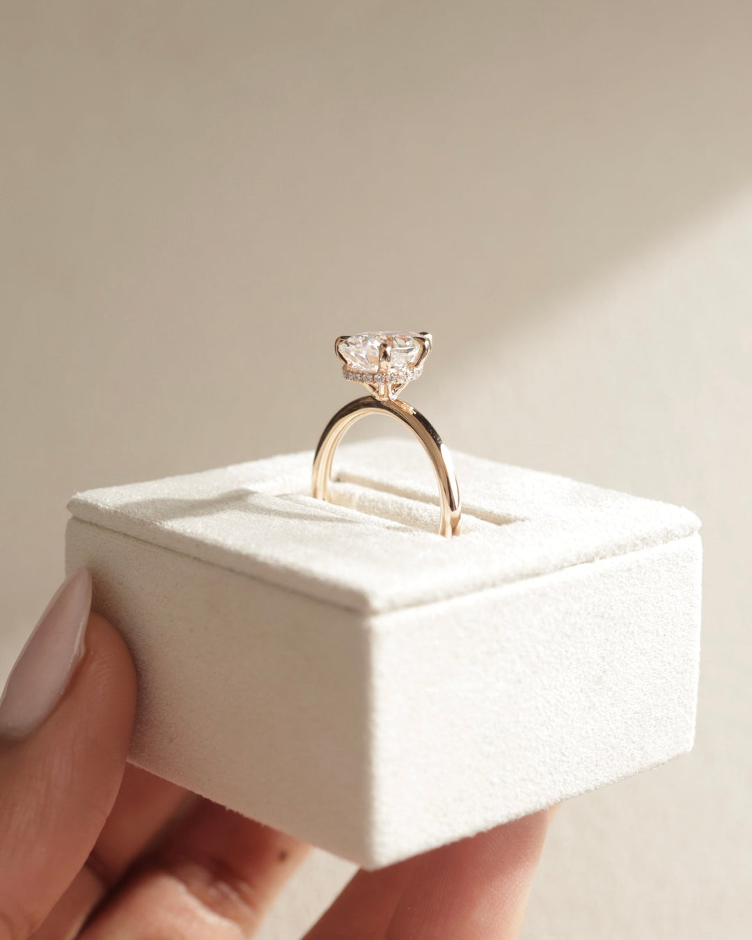 closed gallery hidden halo, modern solitaire hidden halo, classic solitaire hidden halo, minimalist solitaire hidden halo, refined solitaire hidden halo, elegant solitaire mounting, gold hidden halo setting, platinum hidden halo setting, white gold hidden halo setting, yellow gold hidden halo setting, rose gold hidden halo setting, contemporary gold setting, polished