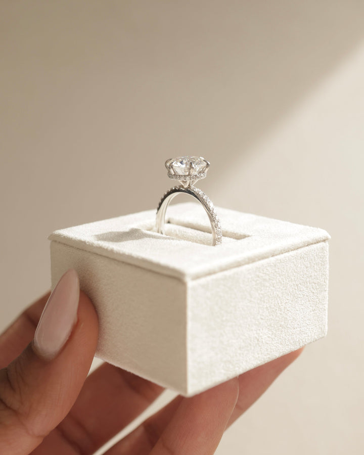 refined metal pavé setting, elegant contour pavé setting, smooth contour pavé setting, high durability pavé setting, everyday wear pavé setting, comfort fit pavé setting, secure diamond mounting, precision pavé setting, handcrafted pavé setting, designer engagement mounting, premium pavé setting,