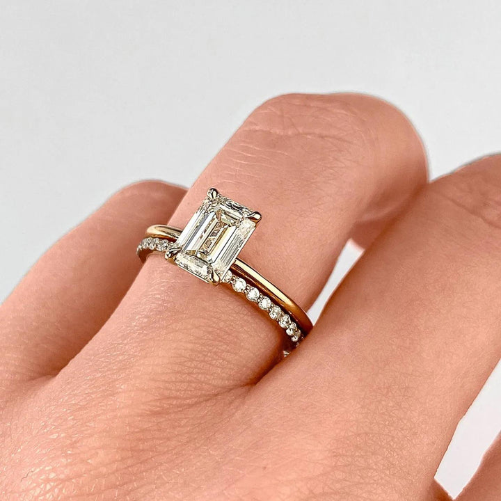 Emerald solitaire ring set with an IGI graded diamond